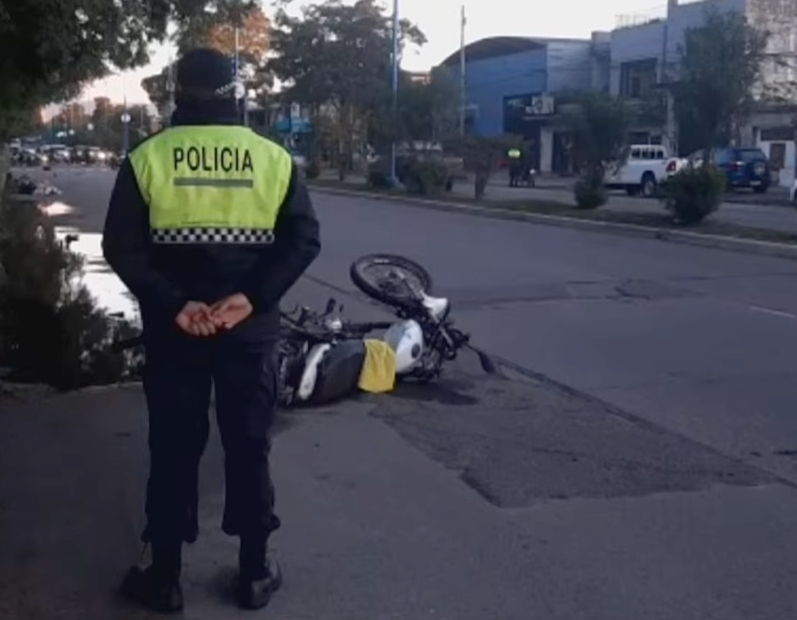 Un motociclista falleció tras ser embestido por una camioneta en avenida Gobernador del Campo al 700